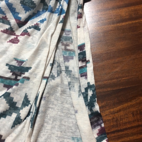 Printed top with slits on side. - Picture 2 of 3